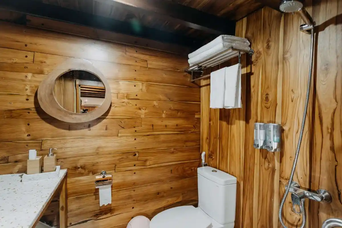 Andamari Phinisi - Cabin 3-6 Bathroom