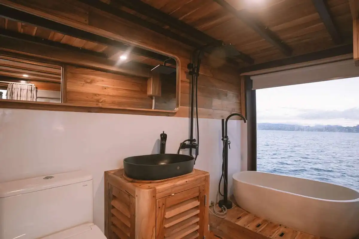 Phinisi Elbark Cruise - Misool Cabin Bathroom