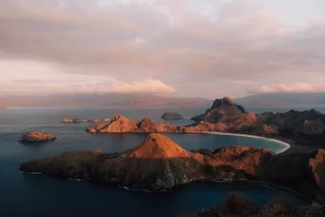 pulau komodo coastline