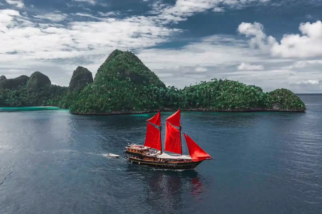 Calico Jack Phinisi | Raja Ampat Indonesia | Raja Ampat Tour | IndonesiaJuara Trip