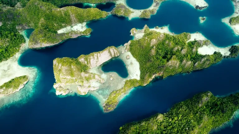 Liburan di Pulau Misool: Surganya Raja Ampat!