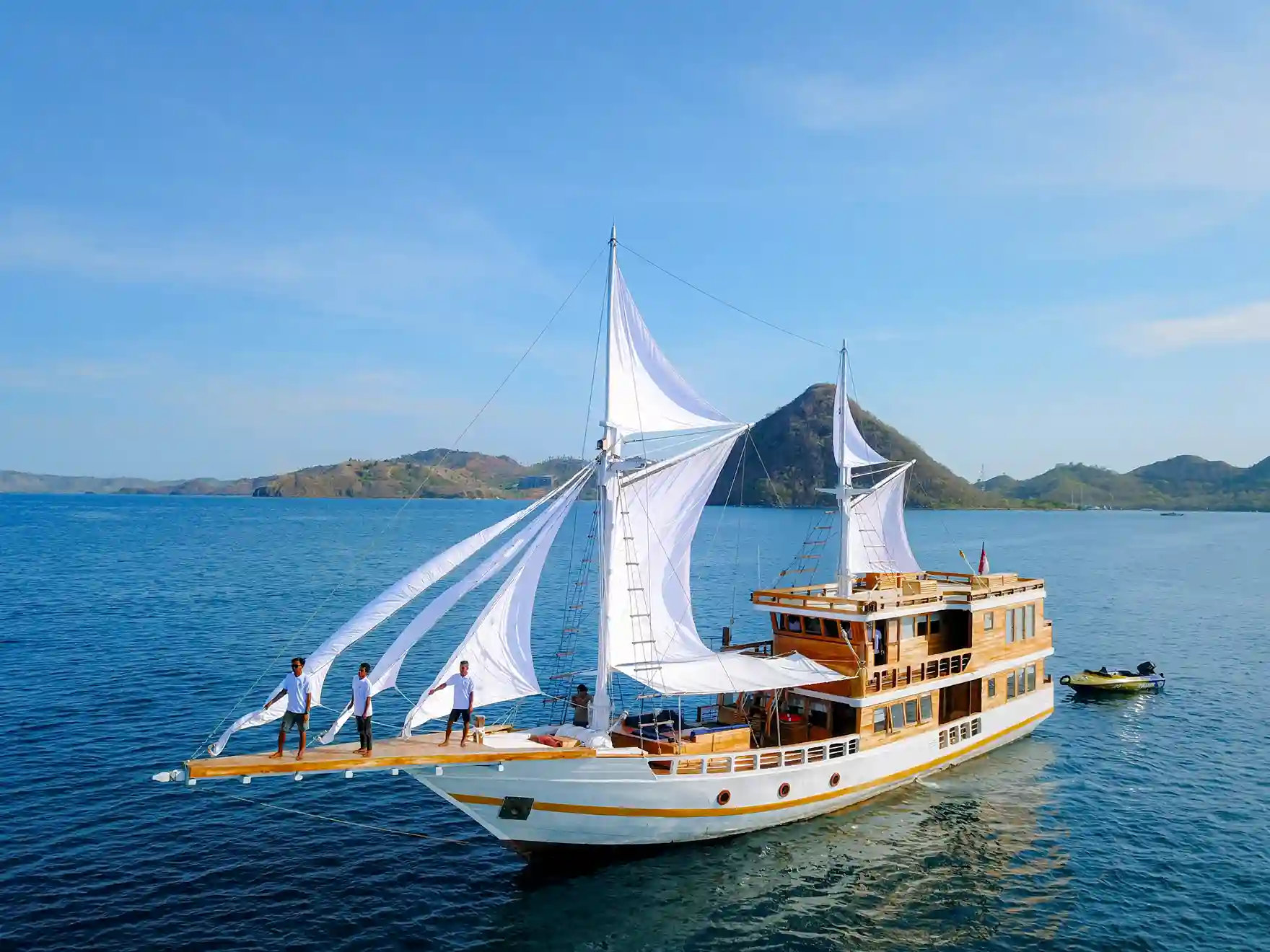 Barakati Cruise Phinisi - IndonesiaJuara