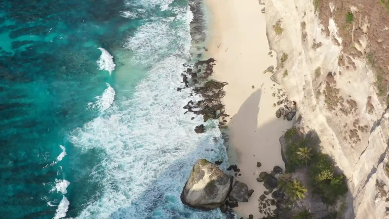 Pantai Diamond Nusa Penida – Pesona Permata Tersembunyi di Bali