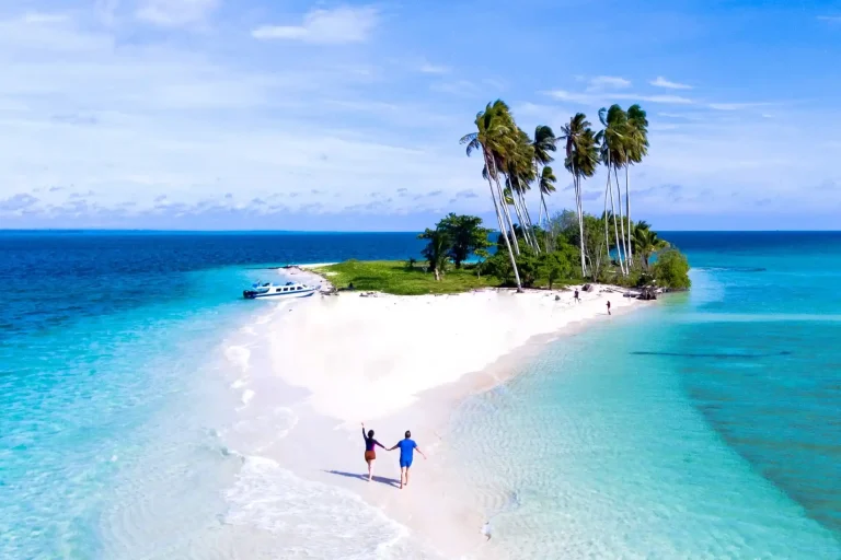 Pesona Unik Pulau Manimbora: Pulau Spongebob di Kalimantan