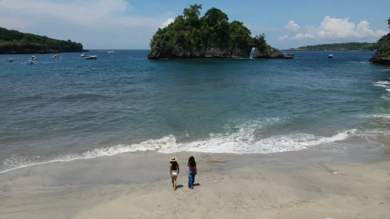 Liburan Seru di Teluk Crystal Nusa Penida Yang Mempesona