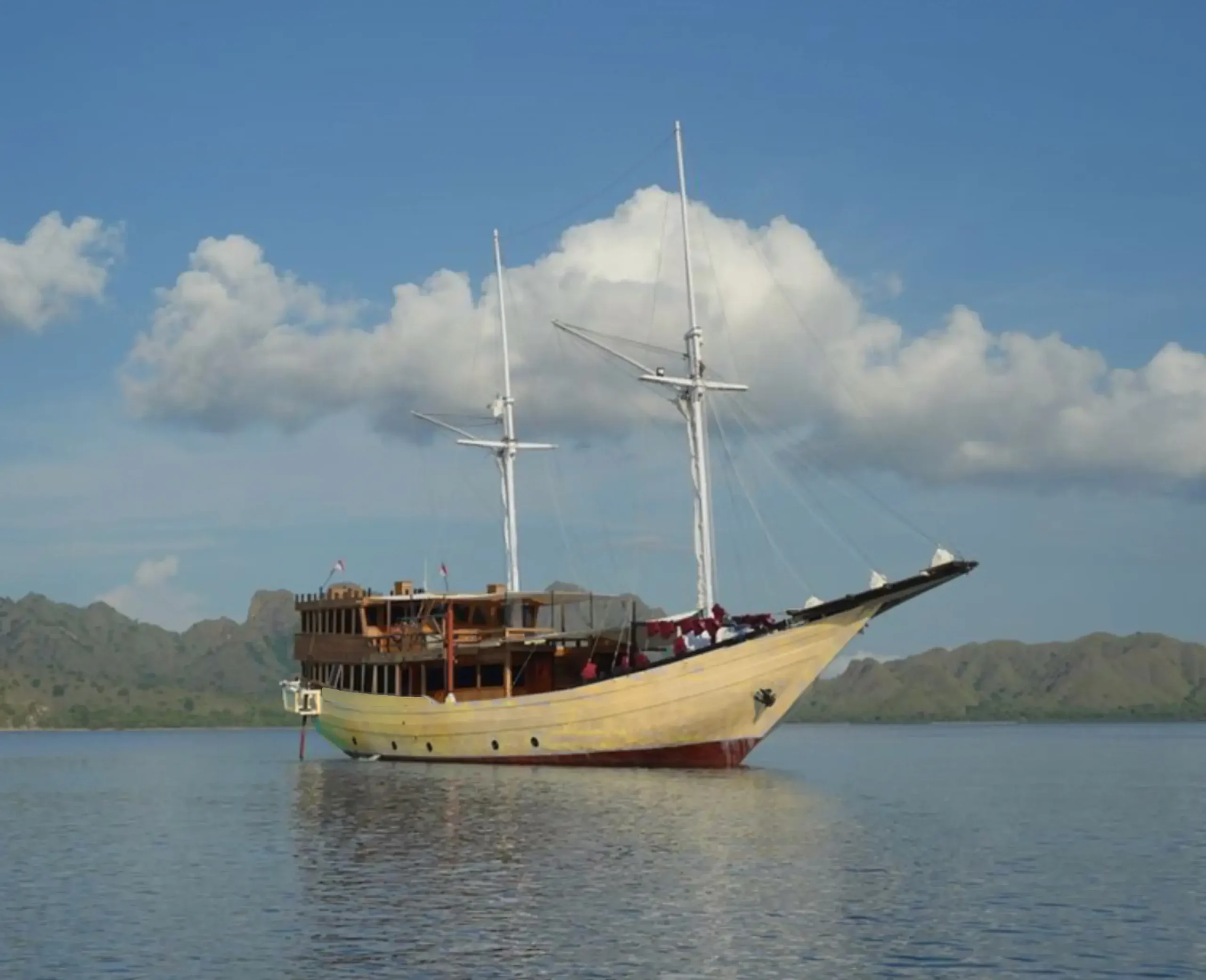 Leticia Phinisi Boat Charter - IndonesiaJuara