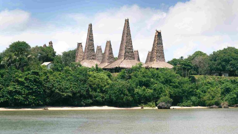 Ini Alasan Kenapa Kamu Harus Ikut Tour di Desa Adat Ratenggaro Sumba!