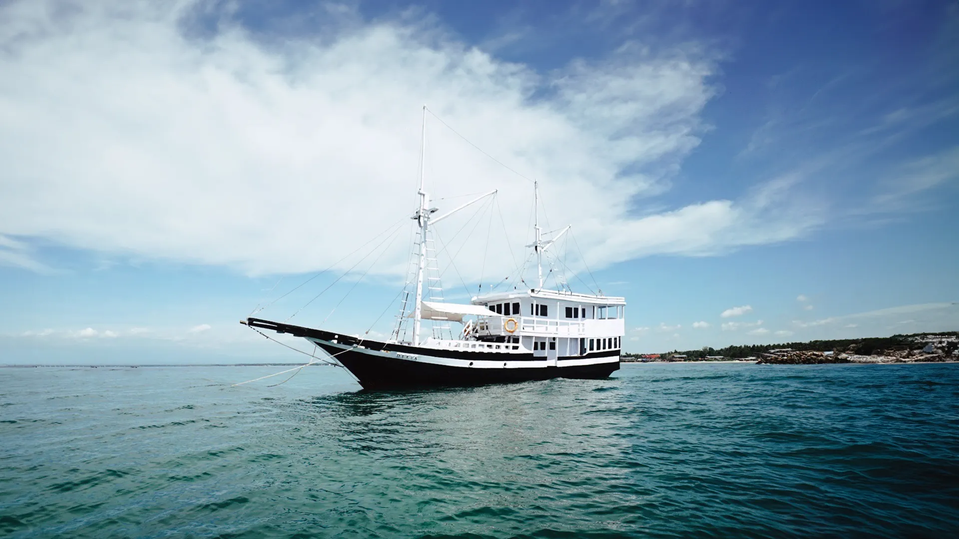 Sewa Kapal Derya Yacht Cruise Phinisi by Indonesia Juara Trip