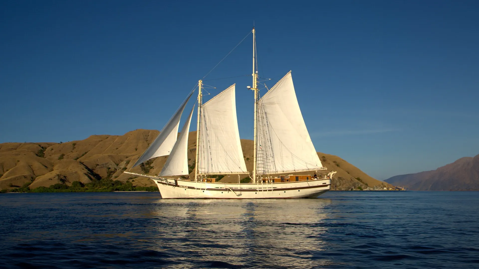 Sewa Kapal Emperor Raja Laut by Indonesia Juara Trip