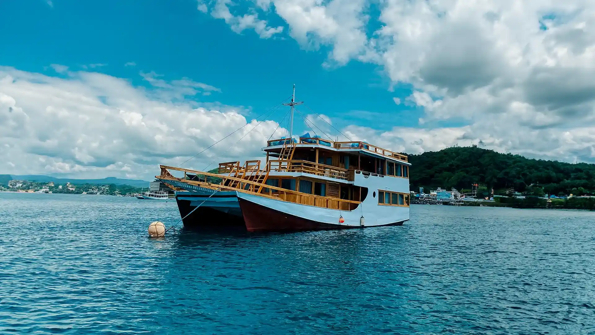 Sewa Kapal Gamala Phinisi Cruise by Indonesia Juara Trip