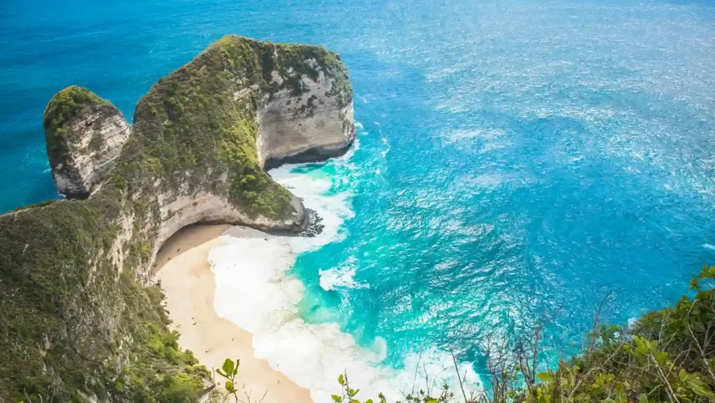 Kelingking Beach Nusa Penida - source unsplash