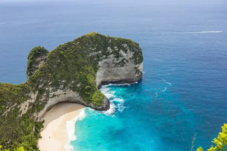12 Tempat Wisata di Nusa Penida: Liburan Seru dan Hits, Ga Boleh Dilewatkan!