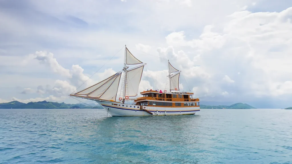 Sewa Kapal Lamain 1 Phinisi Cruise by Indonesia Juara Trip