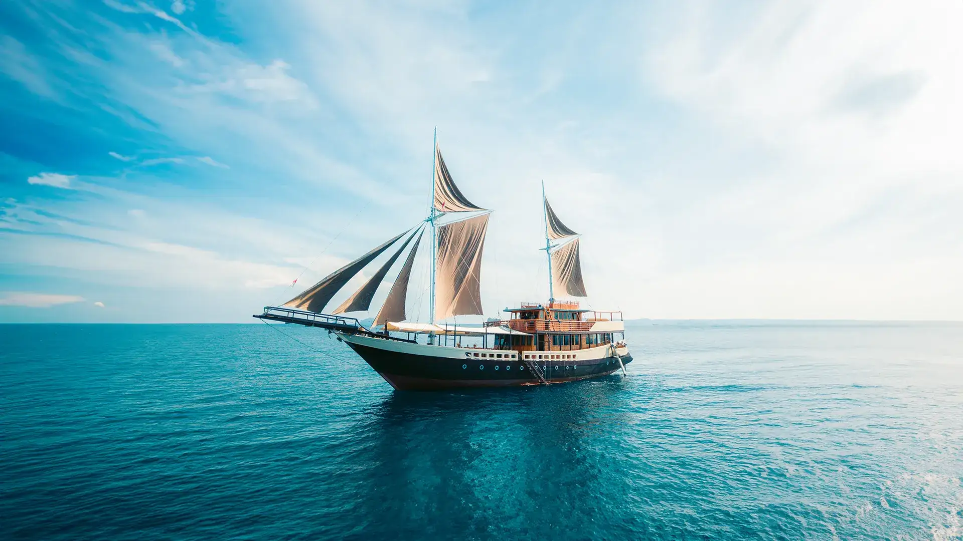 Sewa Kapal Lamborajo II Phinisi Cruise by Indonesia Juara Trip