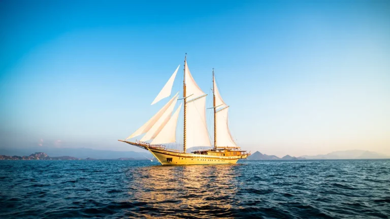 Berapa Harga Menginap di Kapal Phinisi Labuan Bajo? Simak Detailnya di Sini!