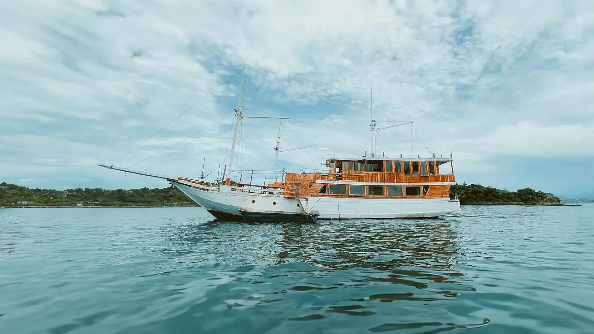 Sewa Kapal Maheswari Phinisi Cruise by Indonesia Juara Trip