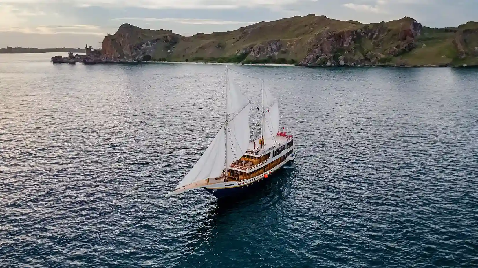 Sewa Kapal Nusa Kembara Cruise Phinisi by Indonesia Juara Trip