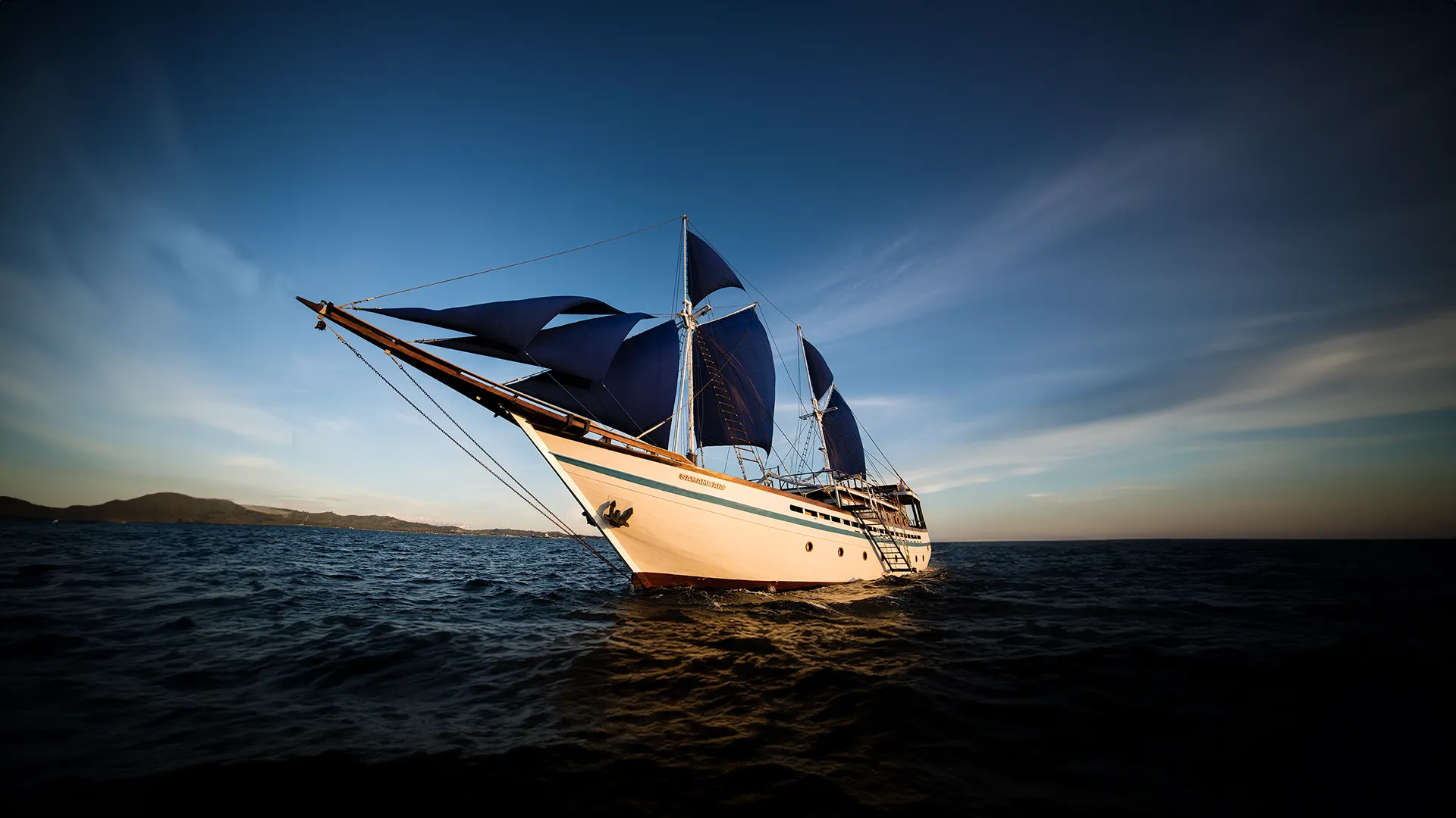 Sewa Kapal Samambaia Phnisi Cruise Provided by Indonesia Juara Trip