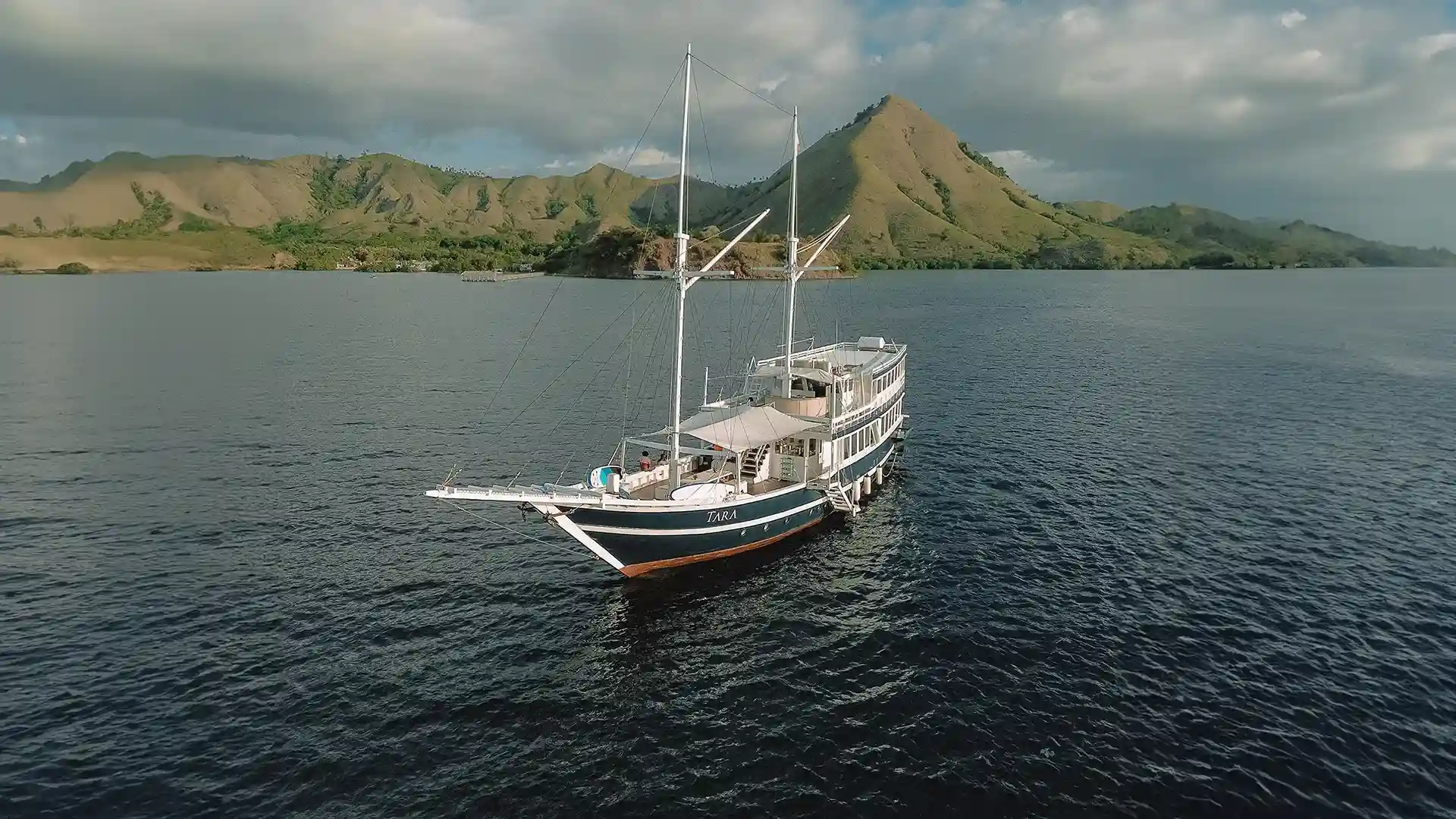 Sewa Kapal Tara Phinisi Cruise by Indonesia Juara Trip