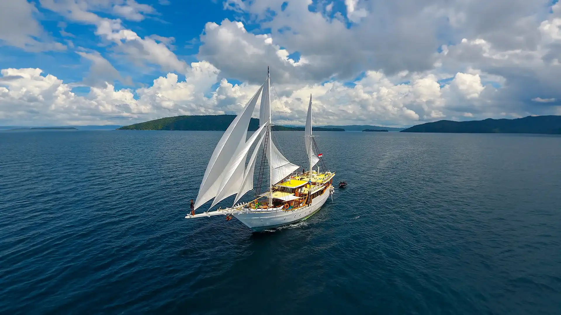 Sewa Kapal Teman Phinisi Cruise by Indonesia Juara Trip