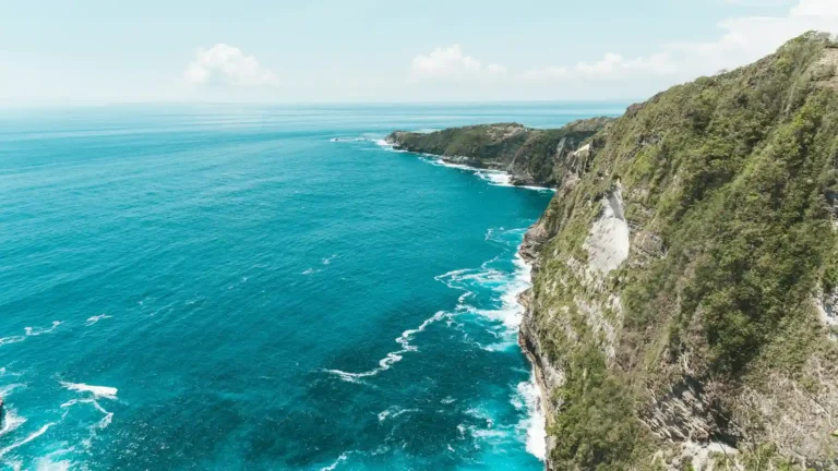 Air Terjun Guyangan Nusa Penida: Spot Hidden Gem dan Ekstrem di Pinggir Tebing