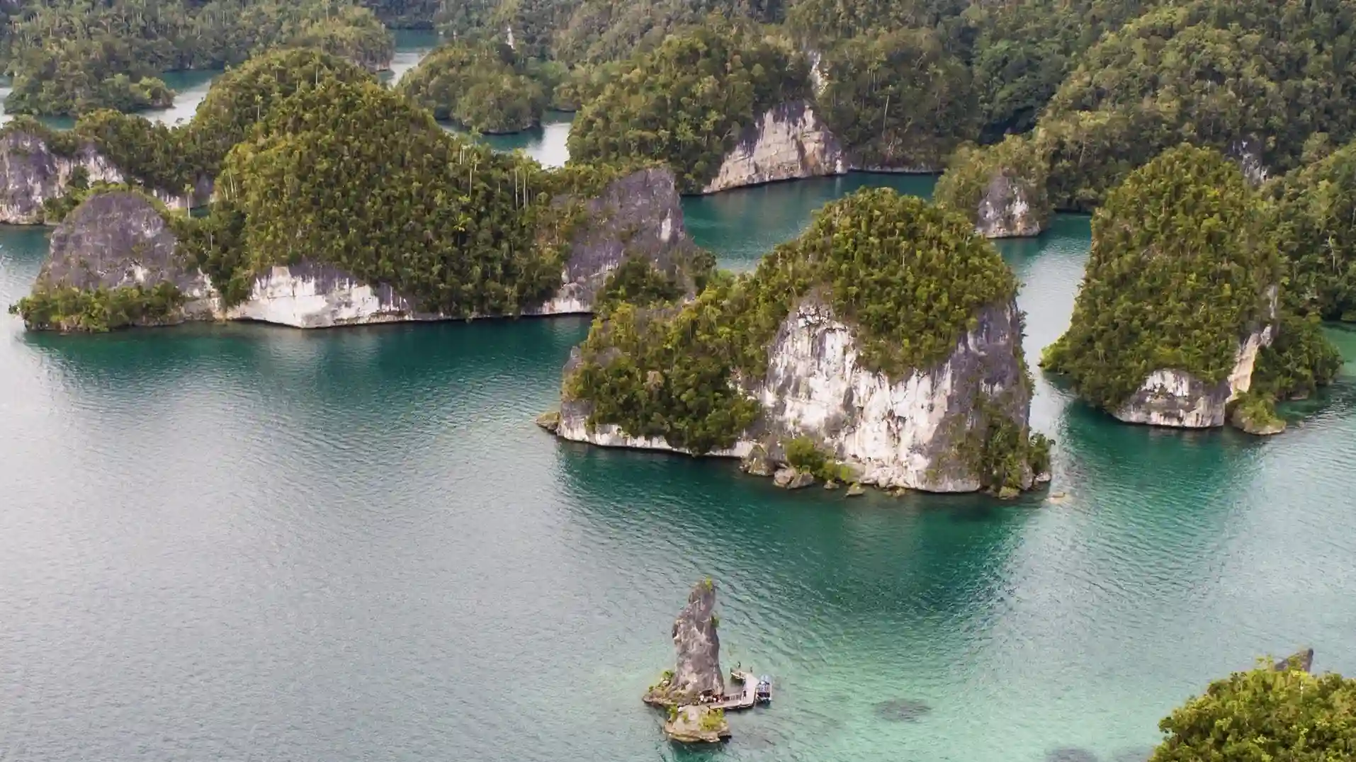 Teluk Kabui Raja Ampat - IndonesiaJuara Trip