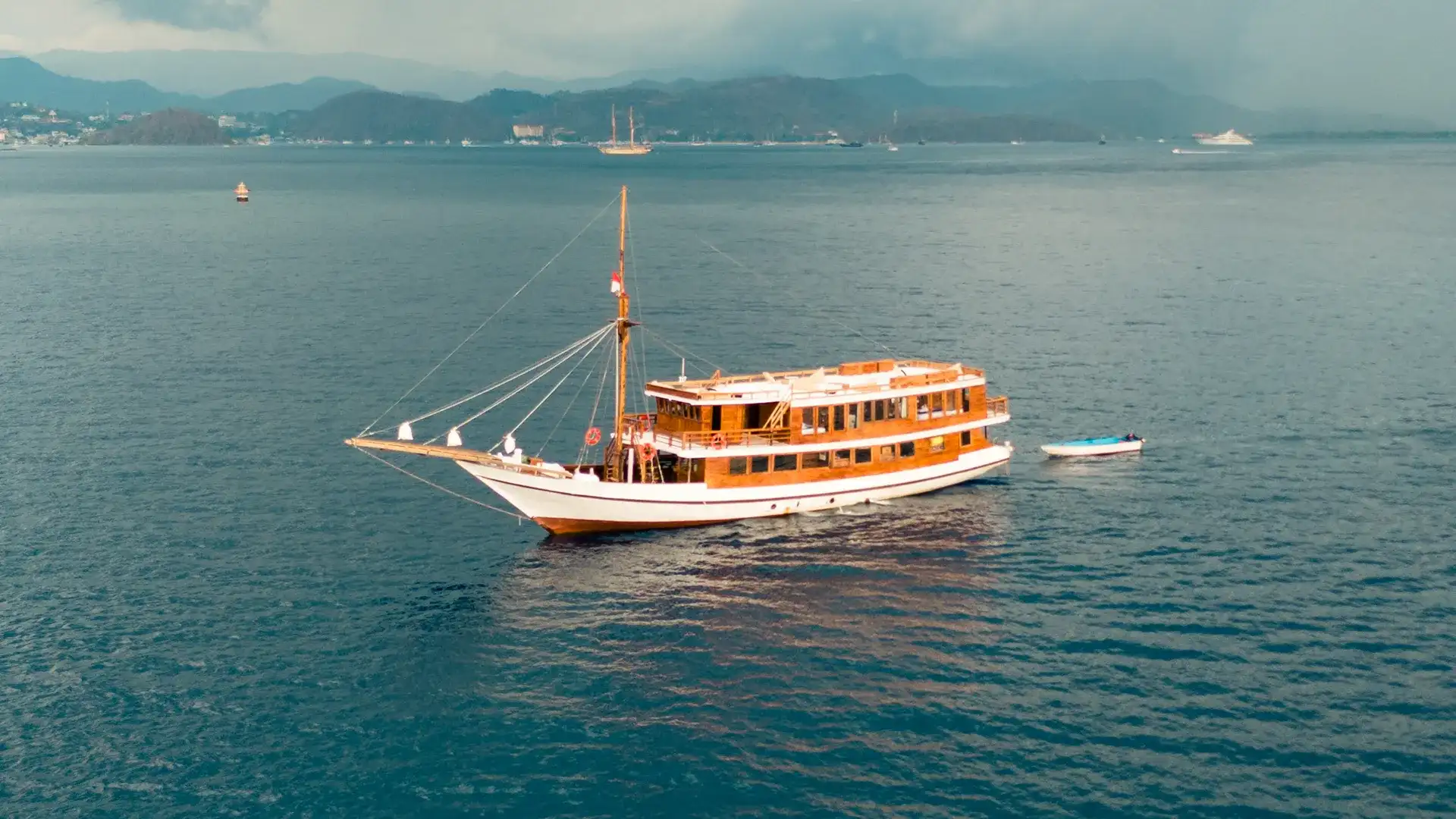 Sewa Kapal Aimar Cruise Phinisi | Labuan Bajo | Indonesia Juara Trip