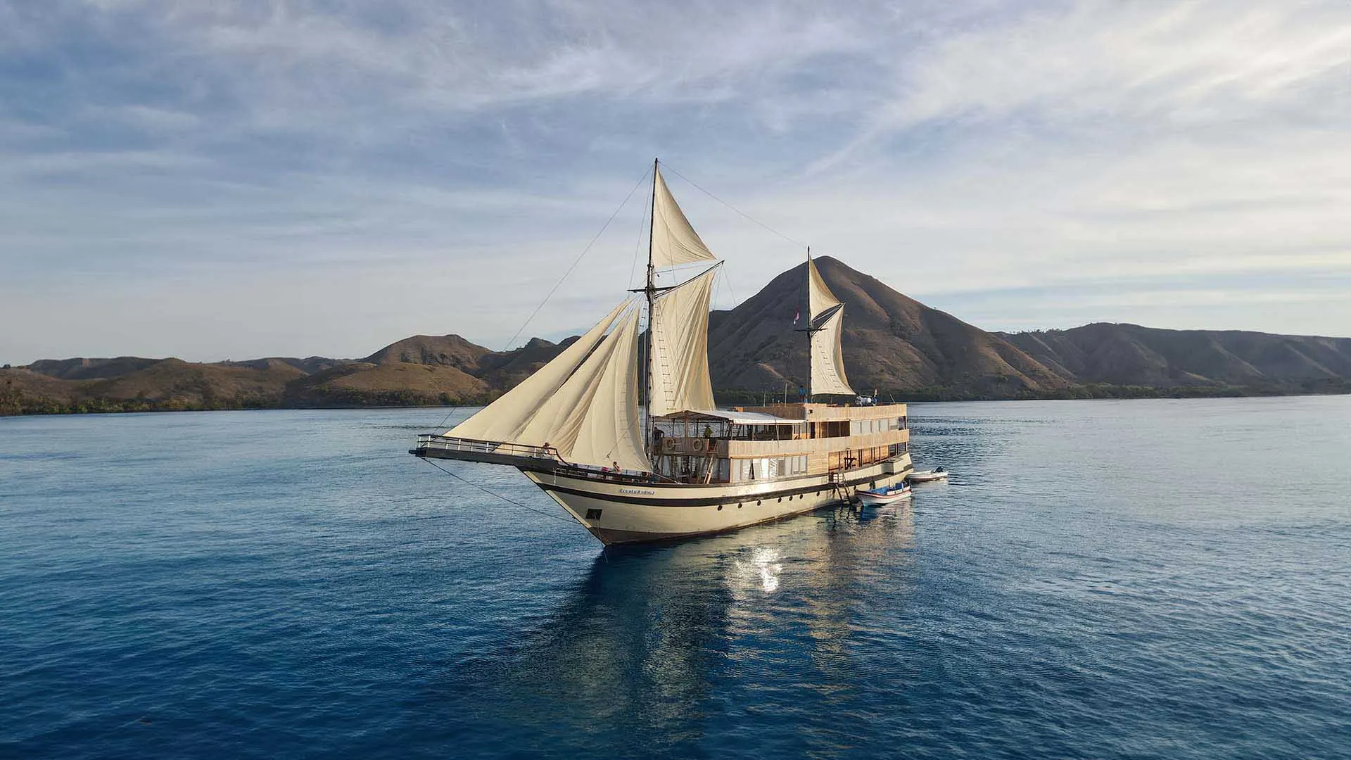 Sewa Kapal Lamborajo 3 Phinisi Cruise | Taman Nasional Komodo | Indonesia Juara Trip