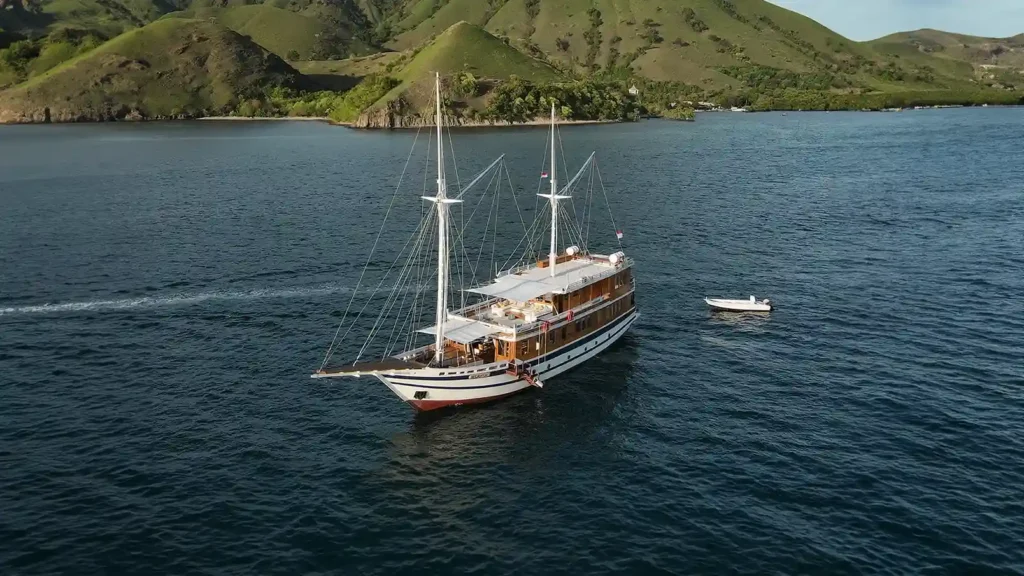 Catnazse Yacht Cruise Phinisi | IndonesiaJuara Trip