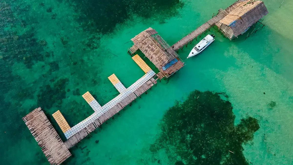 Dermaga Pantai Waiwo Raja Ampat