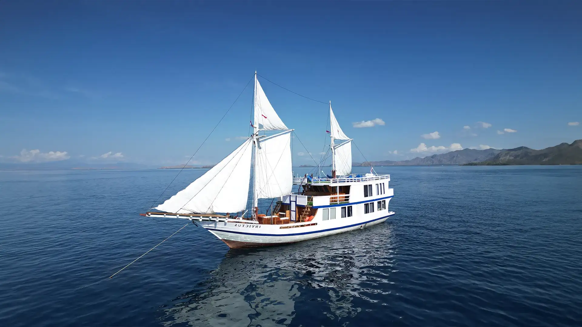 Sewa Kapal Invictus Boat Phinisi | Taman Nasional Komodo | Labuan Bajo | Indonesia Juara Trip