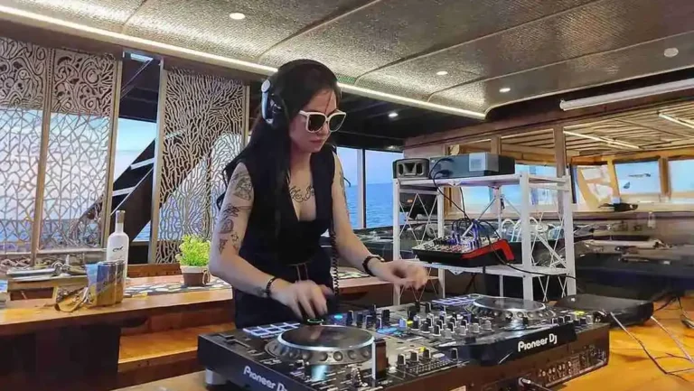 Komodo Boat Party: Cara Seru Rayakan Liburan Akhir Tahun!