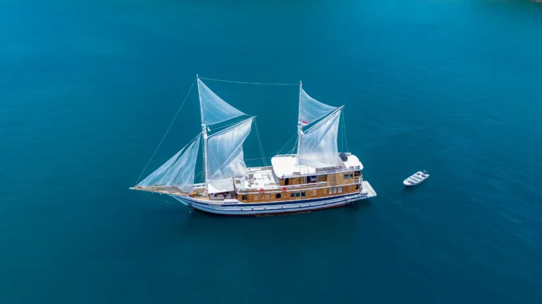 Pilihan Kapal di Labuan Bajo: Serunya Menjelajah Komodo dengan Phinisi & Speedboat