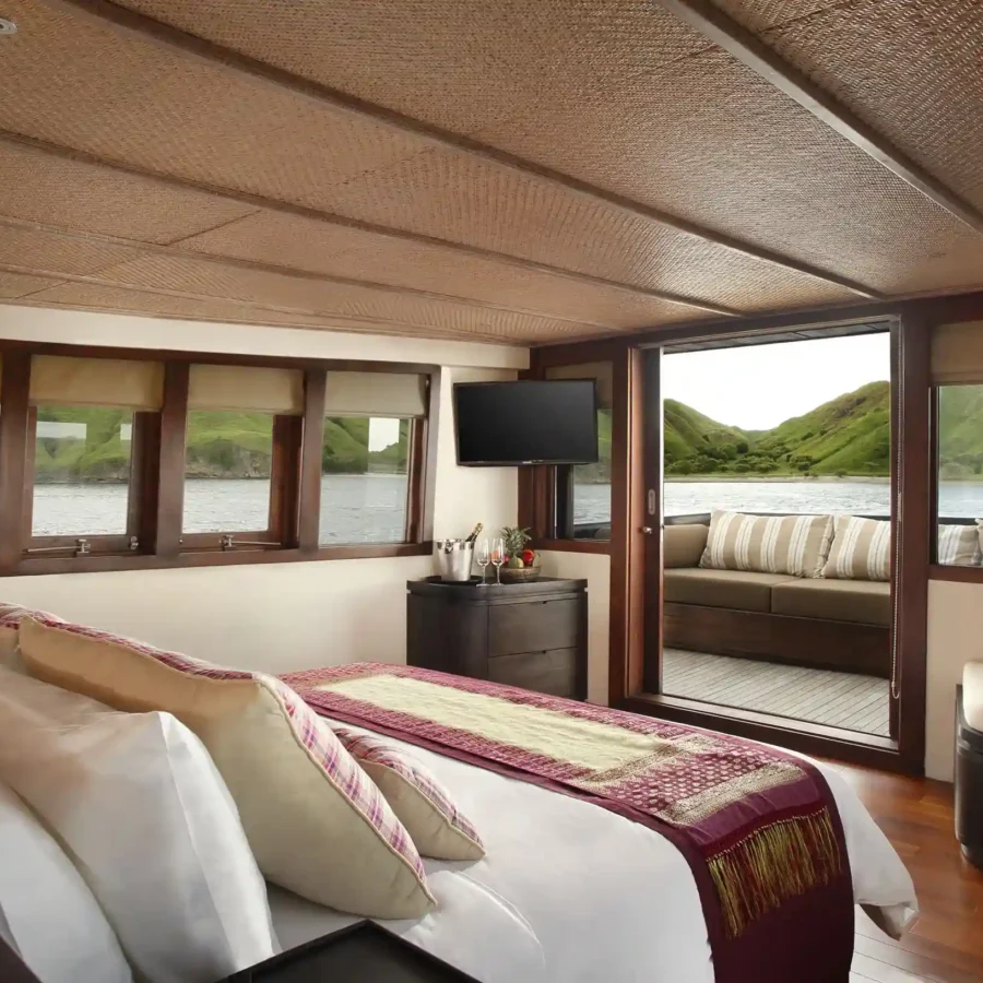 Master Suite Cabin di Kapal Alila Phinisi | Komodo National Park | Labuan Bajo Trip | Indonesia Juara Trip
