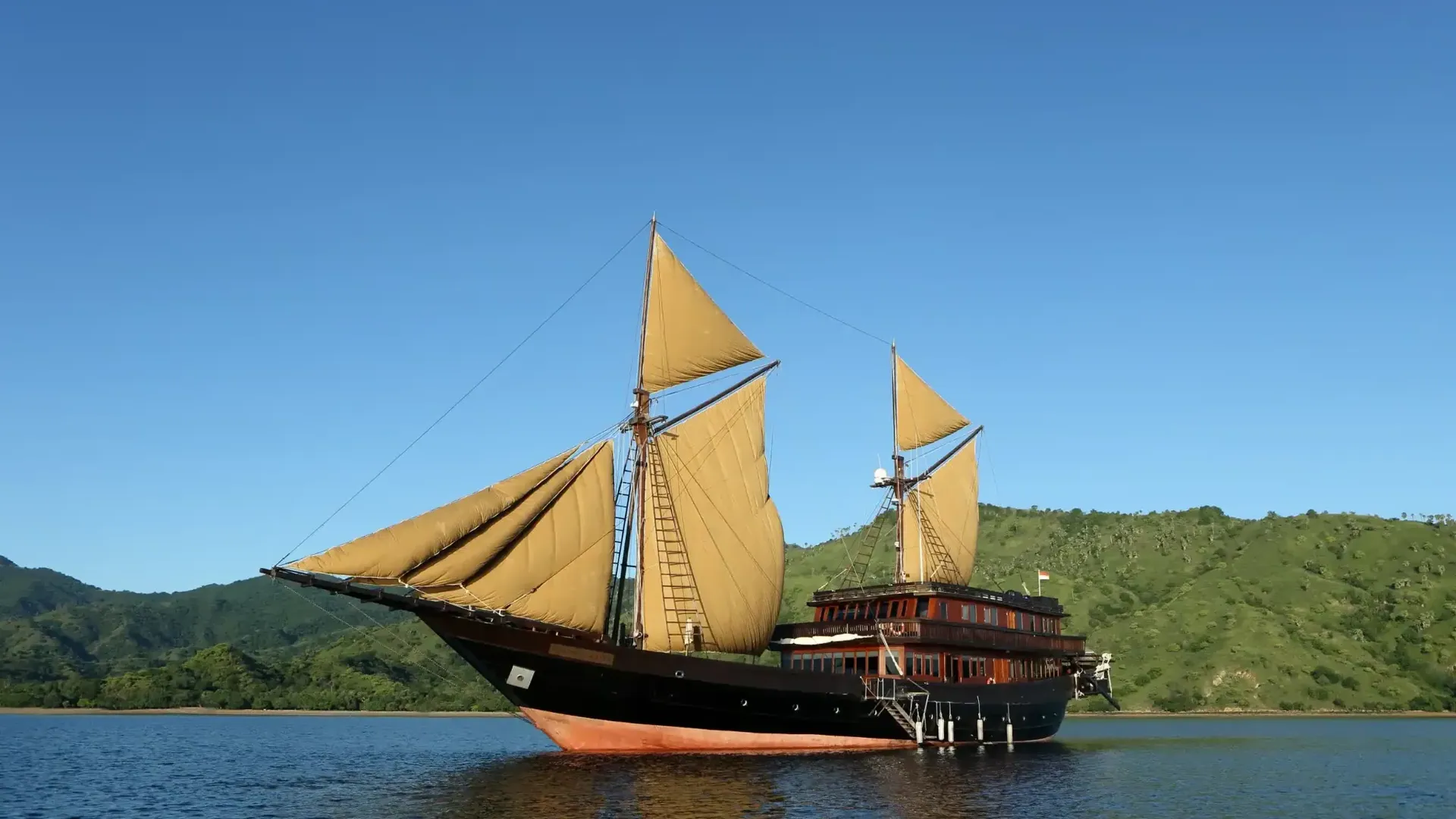 Sewa Kapal Alila Phinisi | Komodo National Park | Labuan Bajo Trip | Indonesia Juara Trip