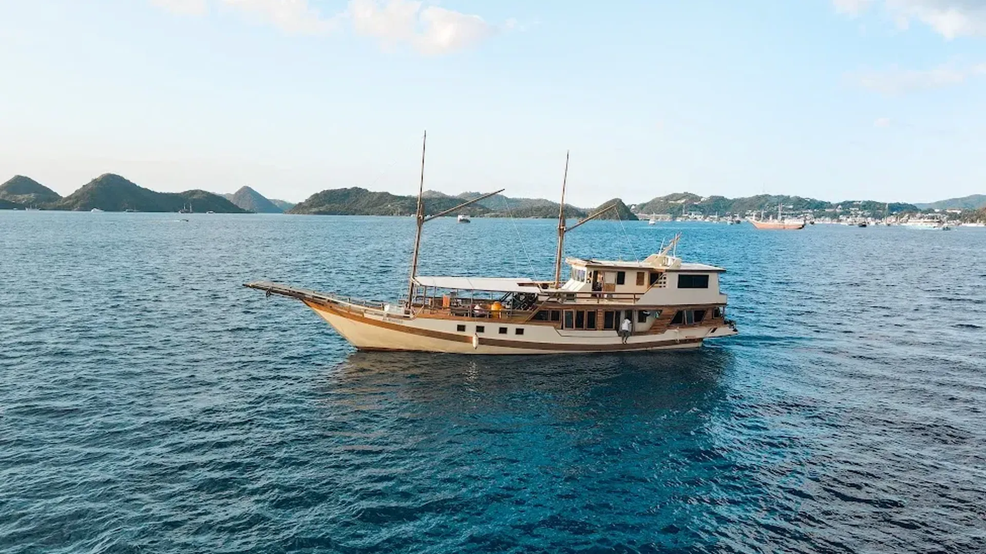 Sewa Kapal Almadira Boat Phinisi | Taman Nasional Komodo | Labuan Bajo | Indonesia Juara Trip