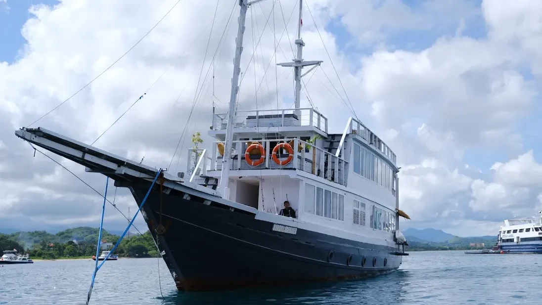 Dua Liveaboard Exterior | Komodo Trip | Indonesia Juara Trip