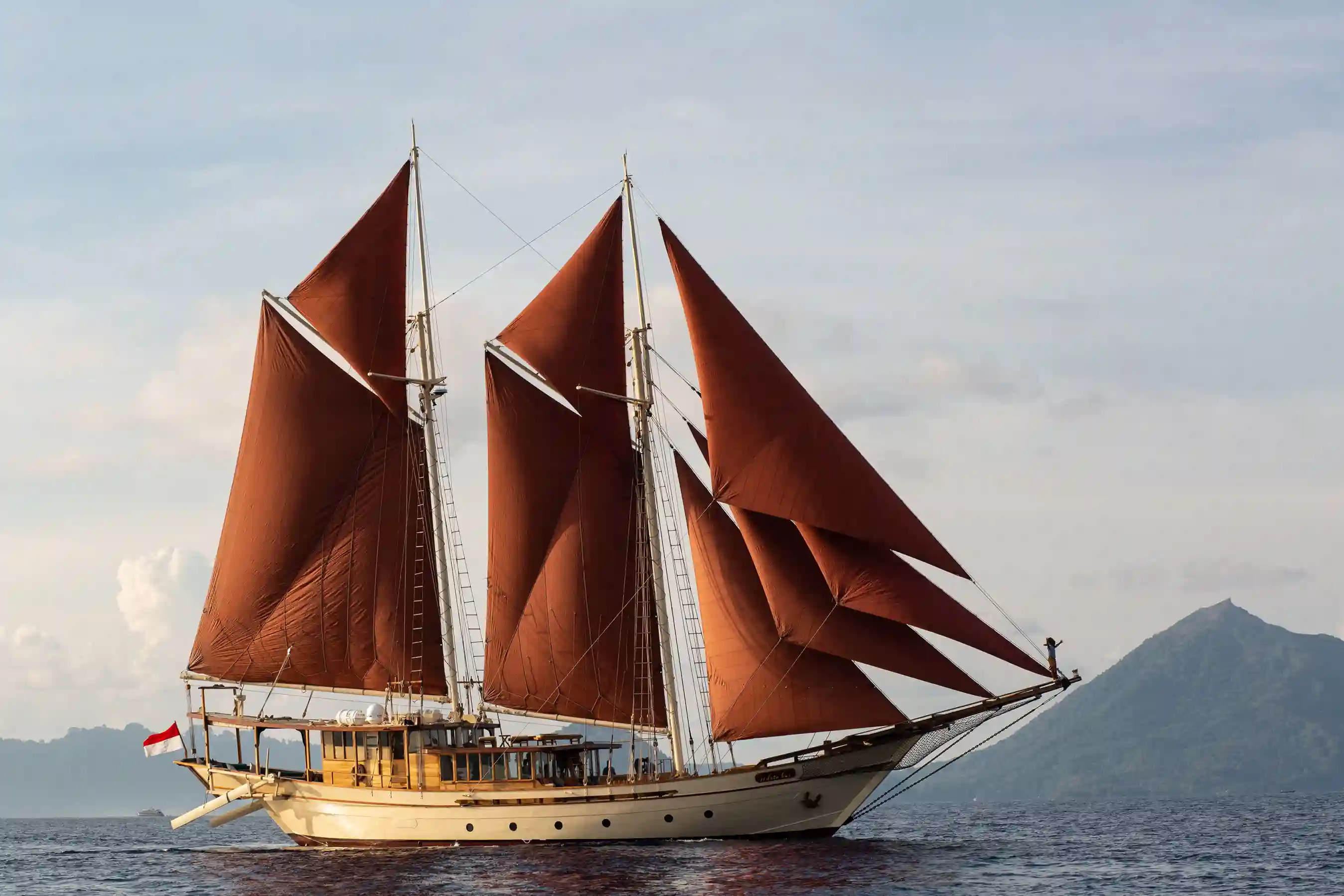 Sewa Kapal Si Datu Bua Phinis Cruise by Indonesia Juara Trip