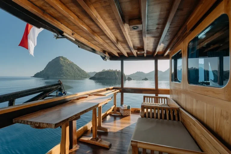 Wisata Kapal Mewah di Labuan Bajo: Pengalaman Berlayar Eksklusif & Seru
