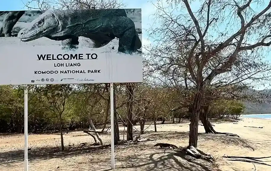 Papan Selamat Datang di Pulau Komodo | IndonesiaJuara Trip