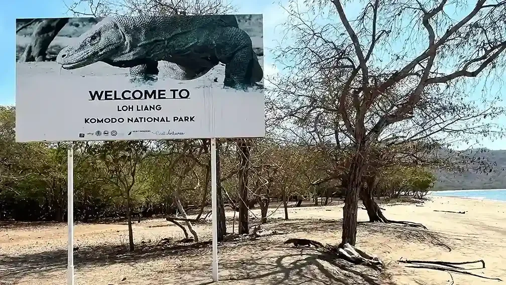 Papan Selamat Datang di Pulau Komodo | IndonesiaJuara Trip