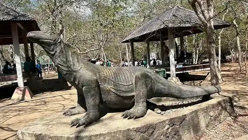 Patung Komodo di Pulau Komodo | IndonesiaJuara Trip