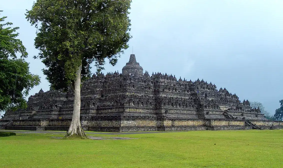 Borobudur (Sumber: Wikimedia Commons)