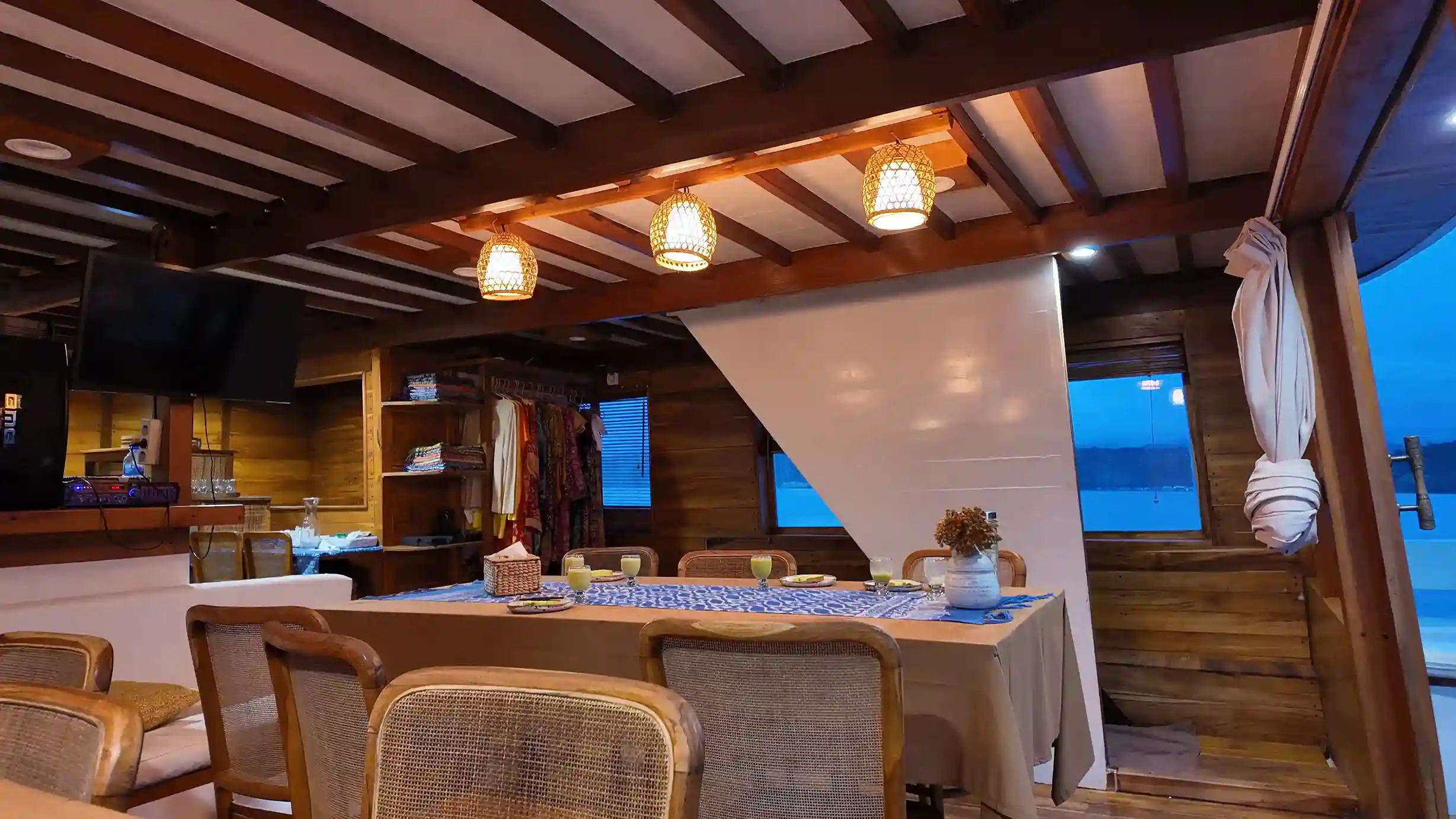 Lounge Indoor Dining Room Catnazse | IndonesiaJuara Trip