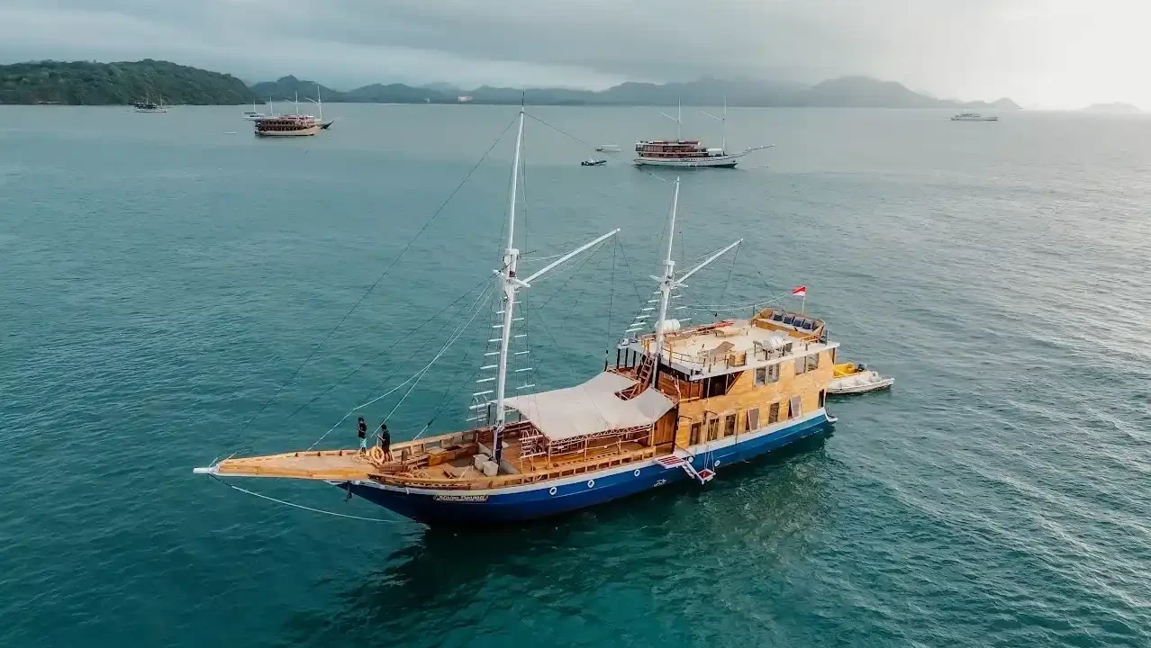 Sewa Kapal Maipa Deapati Phinisi | Komodo Island Tour | Komodo Island Diving Tour | Indonesia Juara Trip