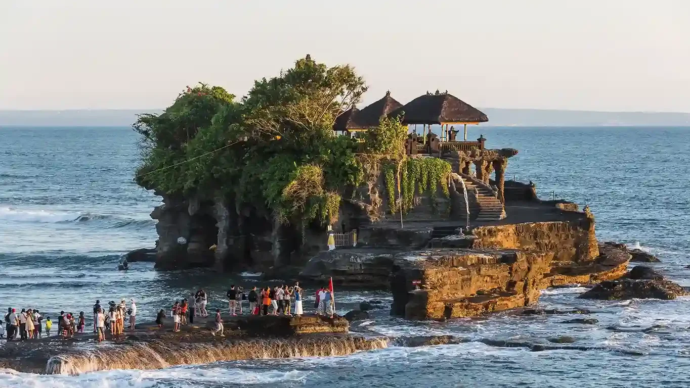 Tanah Lot Bali (Sumber: Wikimedia Commons)