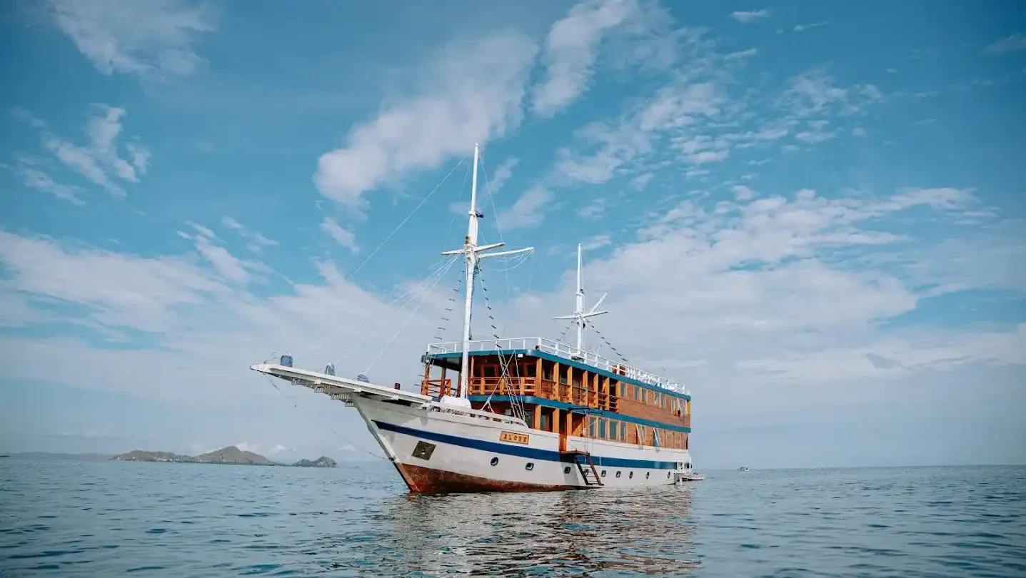 Sewa Kapal Alore Phinisi | Komodo Island Tour | Komodo Island Diving Tour | Indonesia Juara Trip