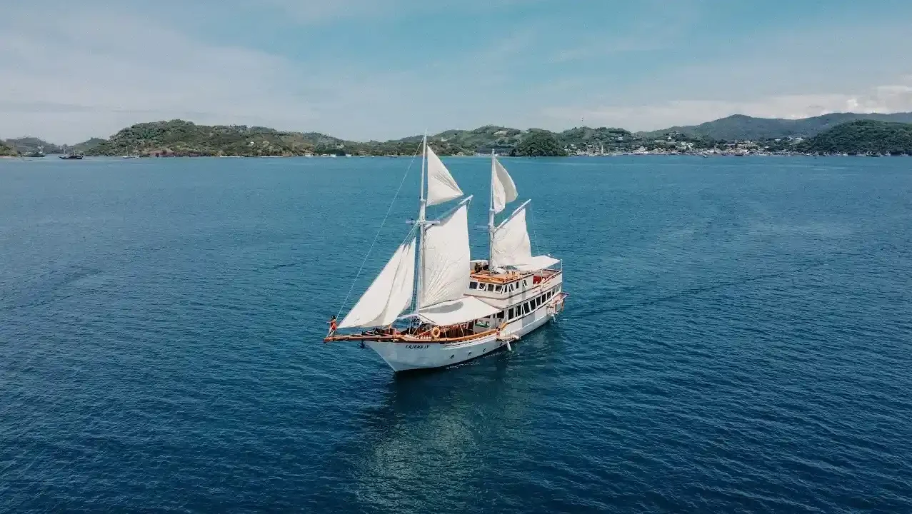 Sewa Kapal Cajoma IV Phinisi | Komodo Island Tour | Komodo Island Diving Tour | Indonesia Juara Trip