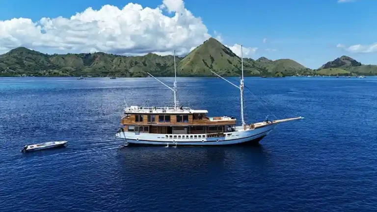 Raffles Cruise Review: Kapal Phinisi Mewah di Labuan Bajo
