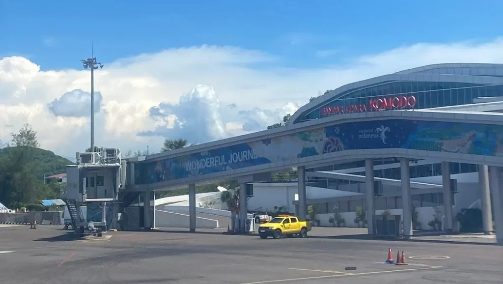 Bandara Komodo di Labuan Bajo | Review Paket Wisata Labuan Bajo | IndonesiaJuara Trip